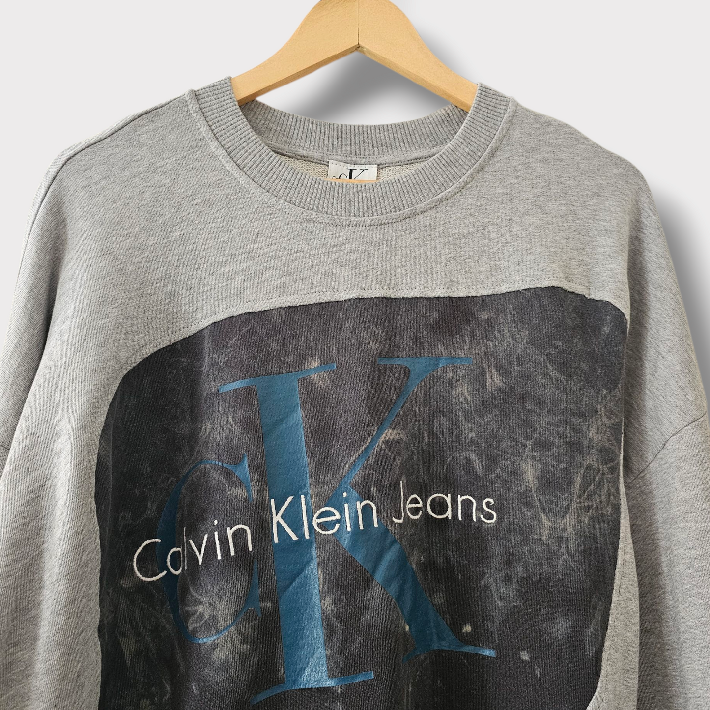 Calvin Klein Jeans Grey Sweatshirt – Size Large – 100% Cotton – Pre-owned