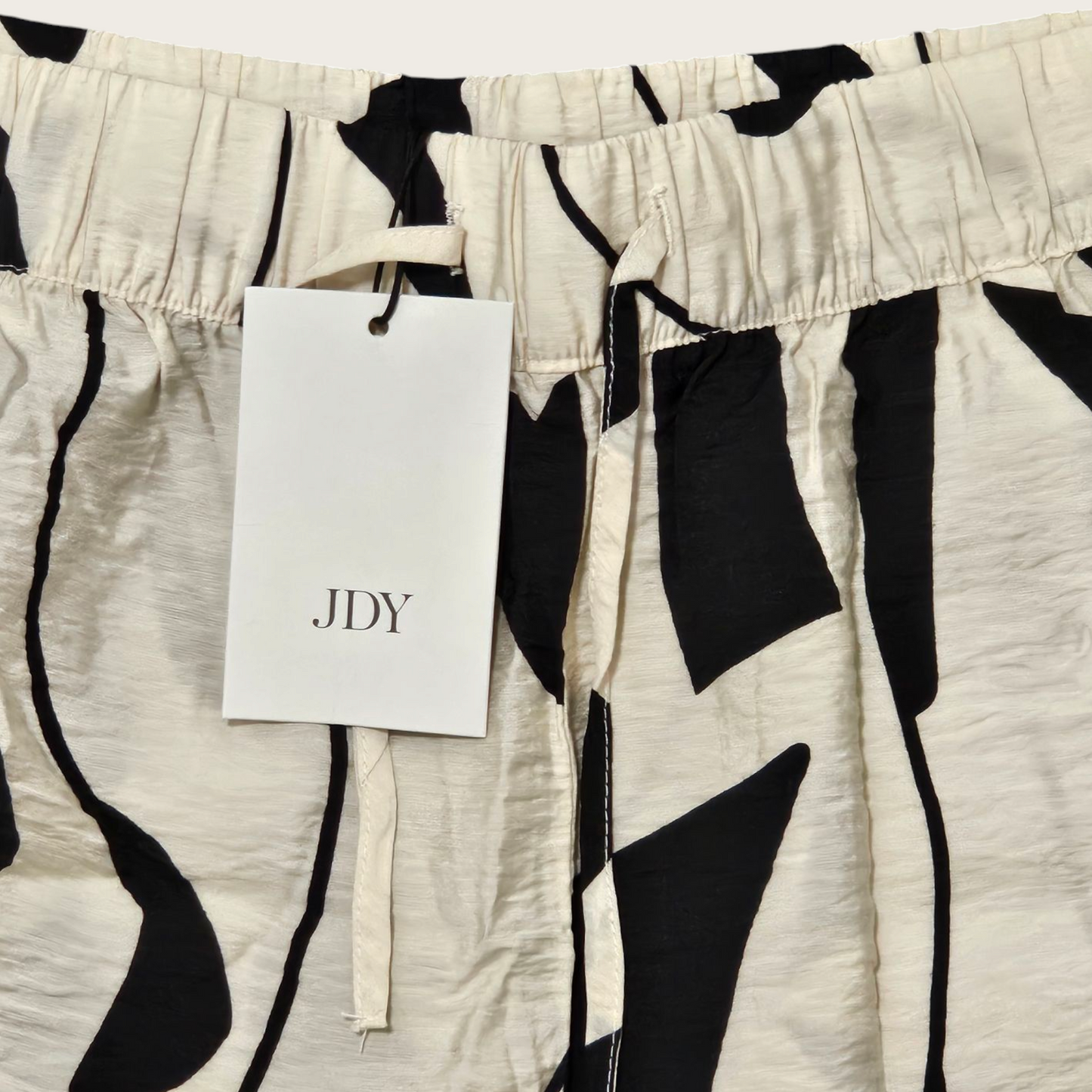 New JDY Mono Elasticated Waist Shorts Size Large