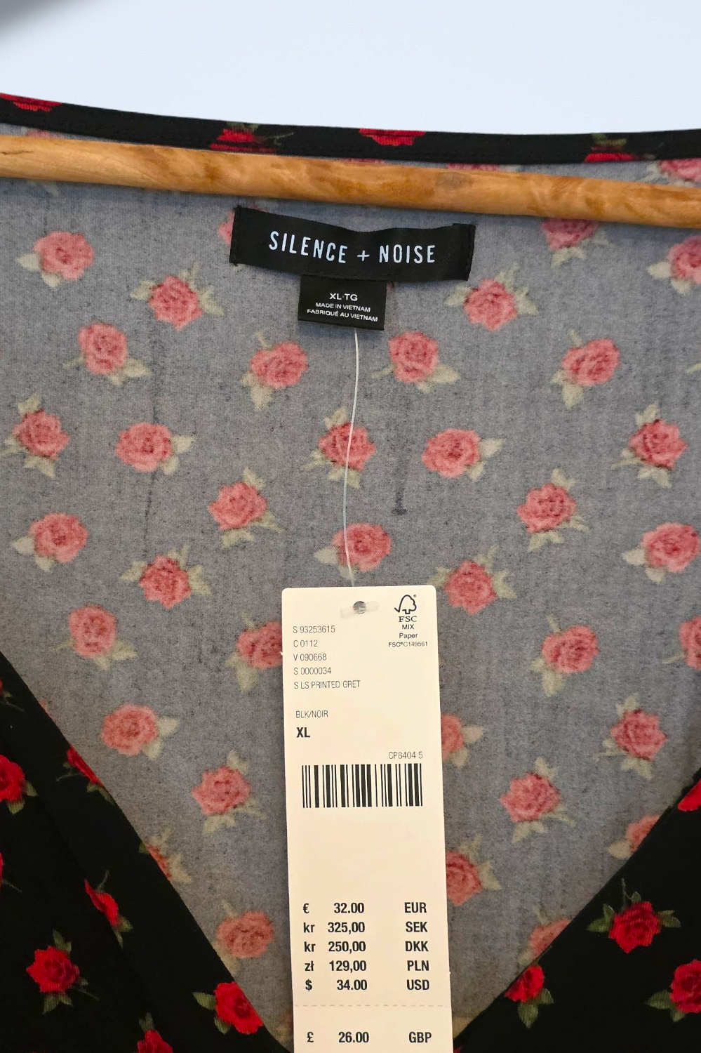 Silence + Noise New Rose Print Black Top Size XL V-Neck