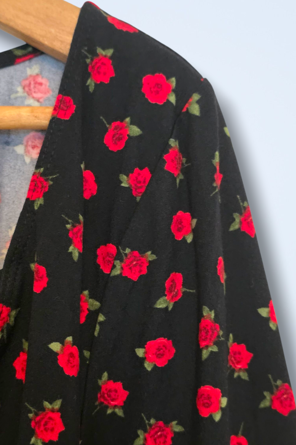 Silence + Noise New Rose Print Black Top Size XL V-Neck